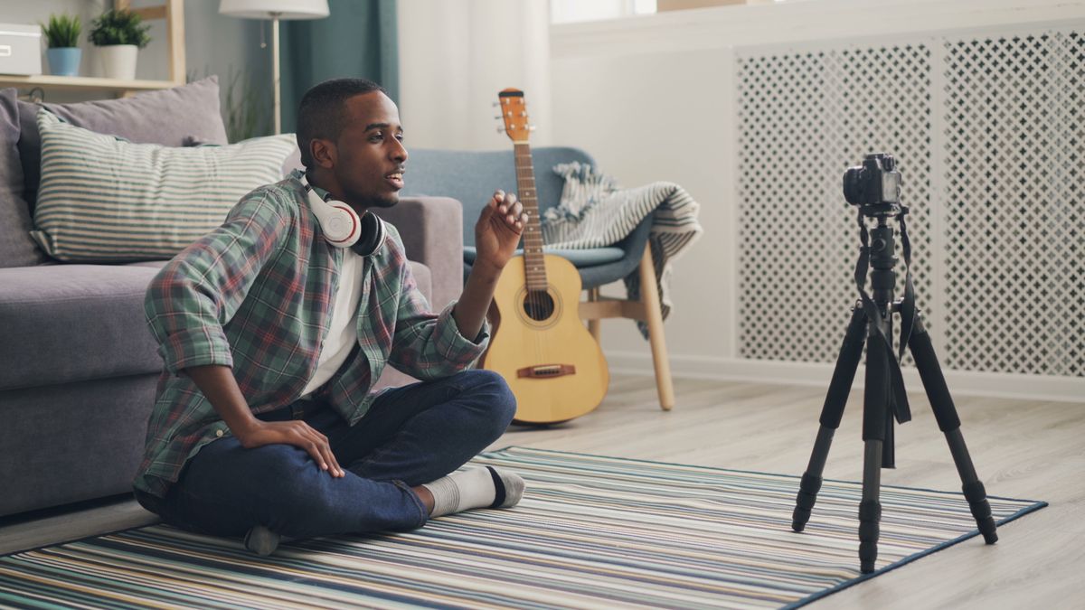 Un créateur filme sa vidéo seul, sans équipe ni agence